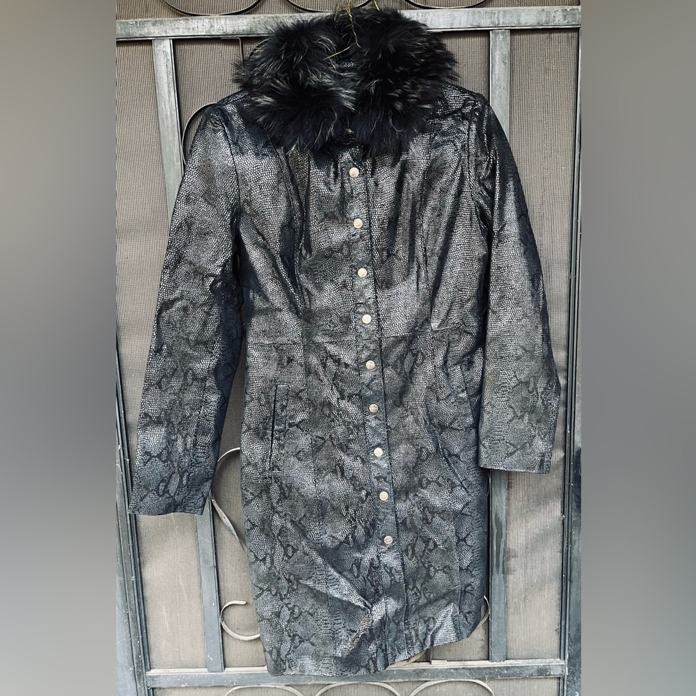 Bisou Bisou Black Leather coat. Snakeskin texture. Faux Fur removable collar.